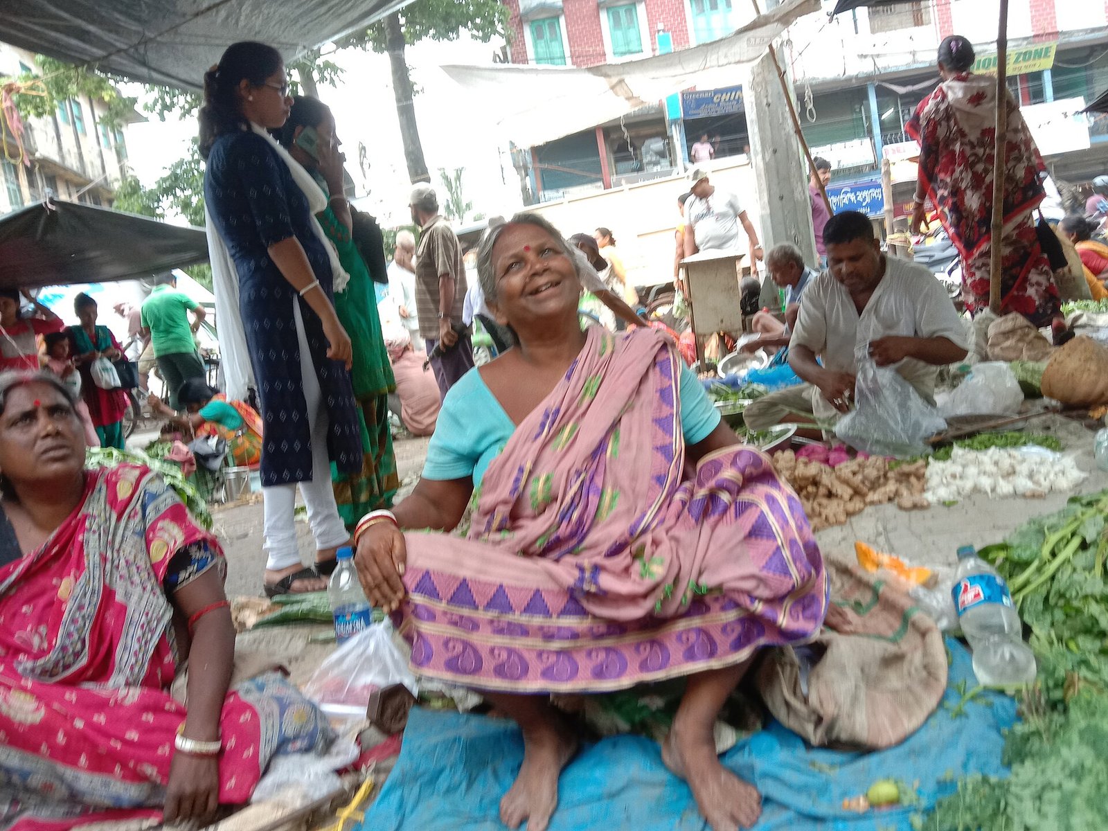 बाजारात उत्पादने विकणारी महिला व्यापारी